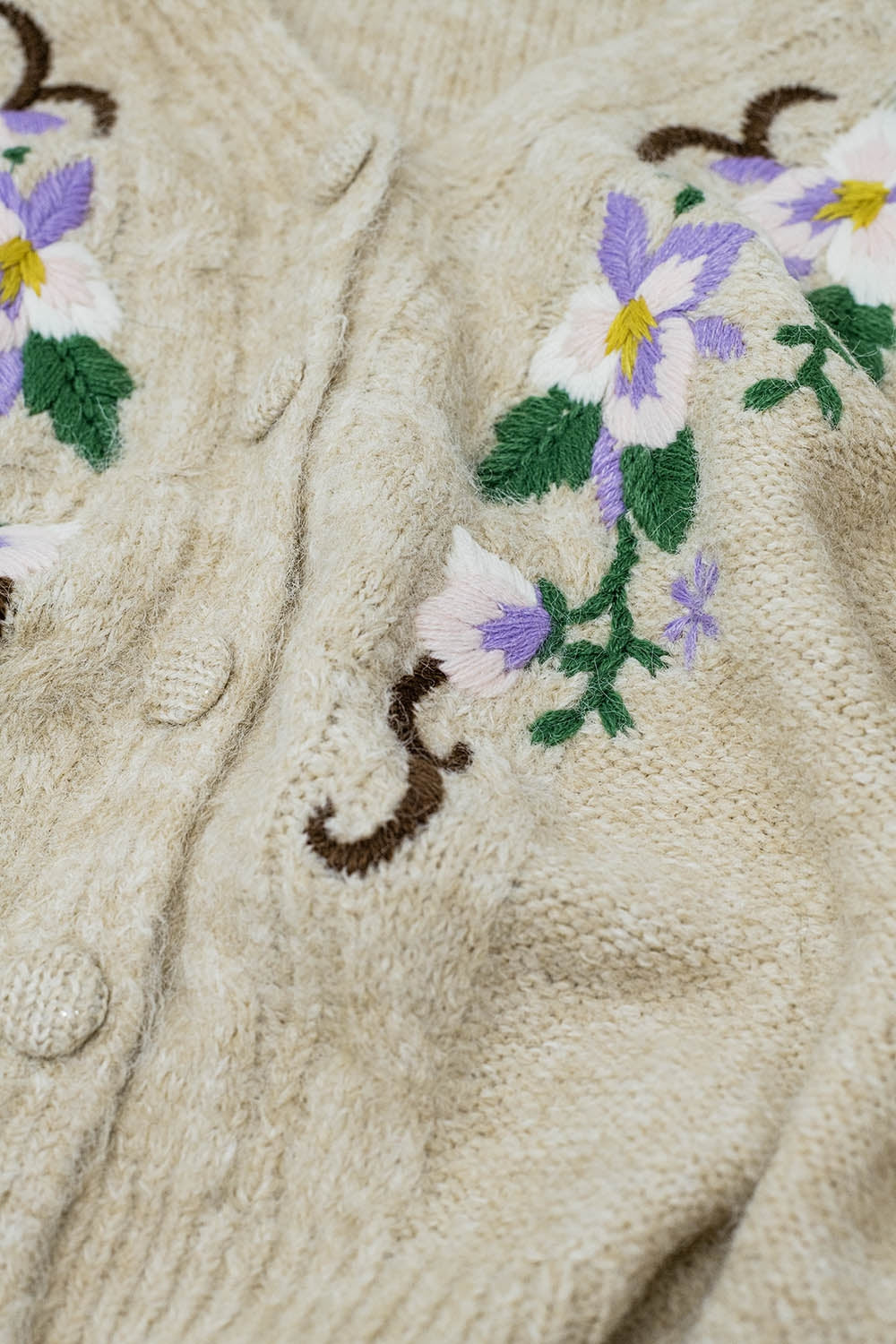 Casaco de malha bege com flores bordadas
