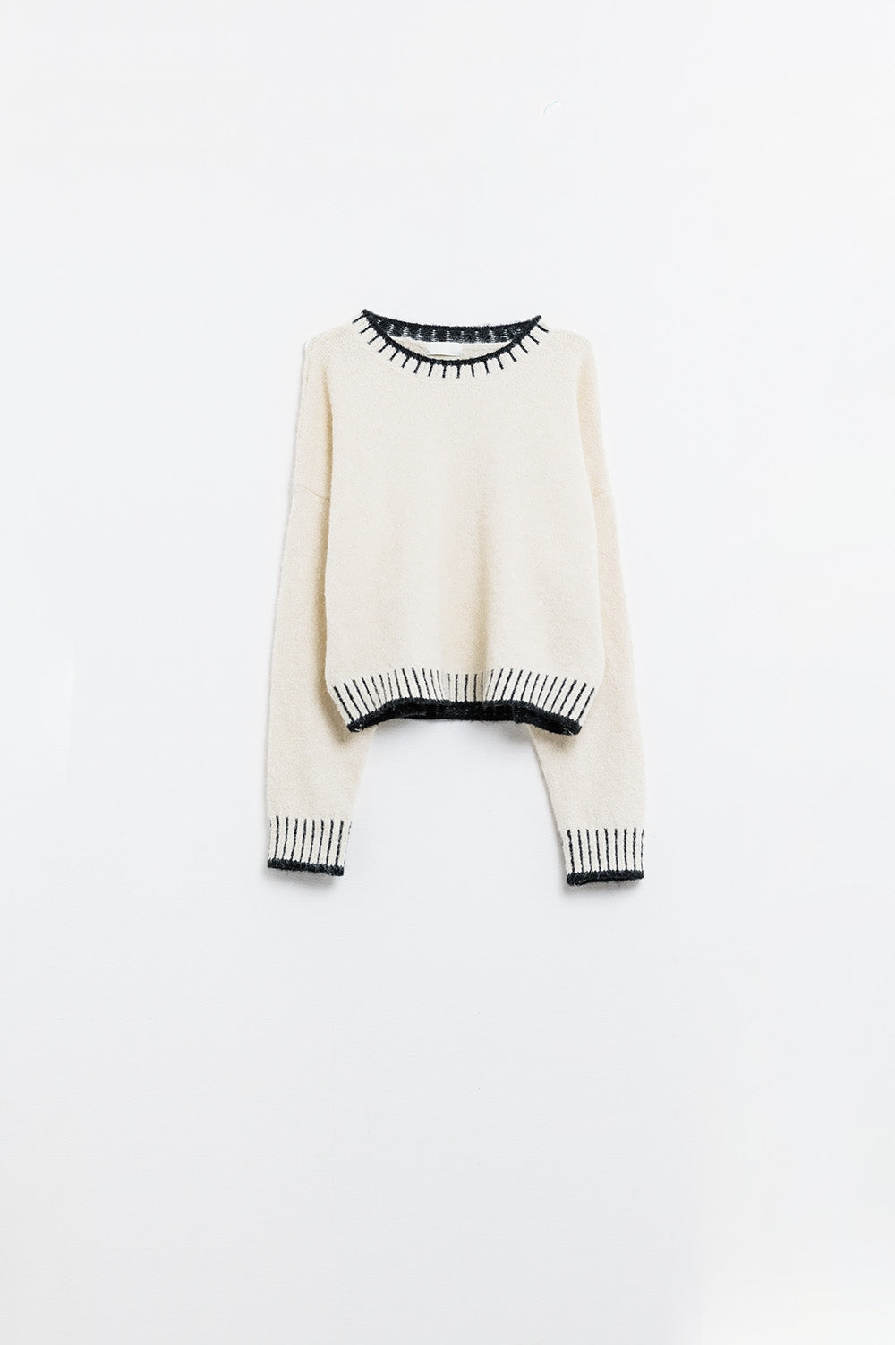 Camisola fofa em creme com pormenor de nervuras no pescoço e na bainha