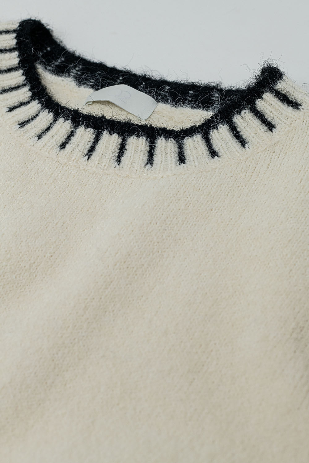 Camisola fofa em creme com pormenor de nervuras no pescoço e na bainha