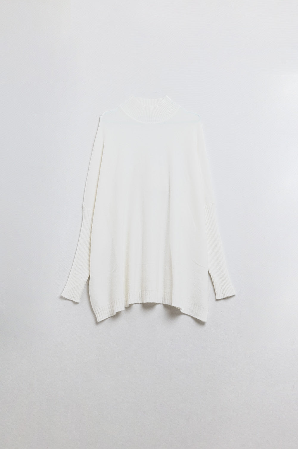 Camisola branca de malha macia de grandes dimensões com mangas caneladas
