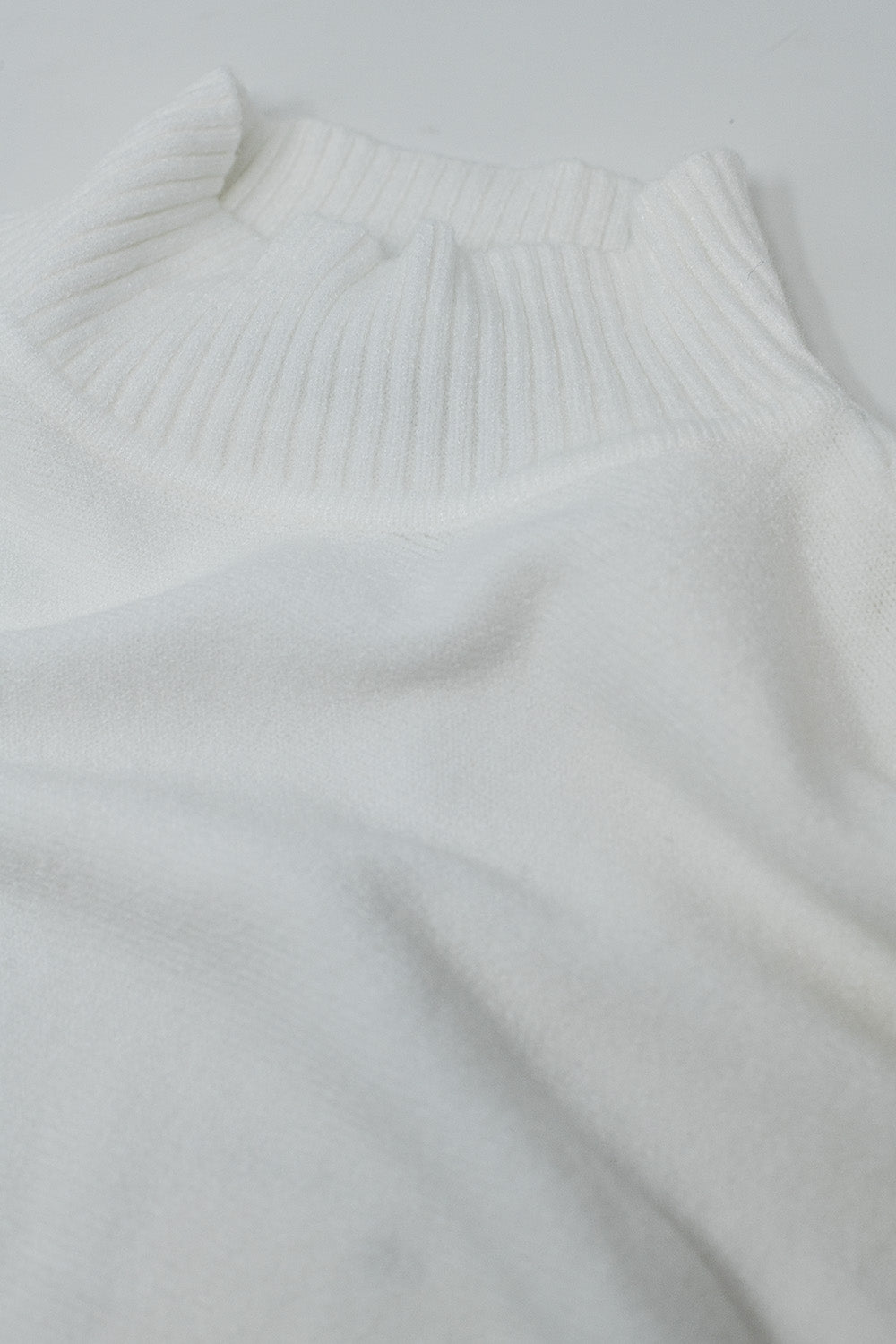 Camisola branca de malha macia de grandes dimensões com mangas caneladas