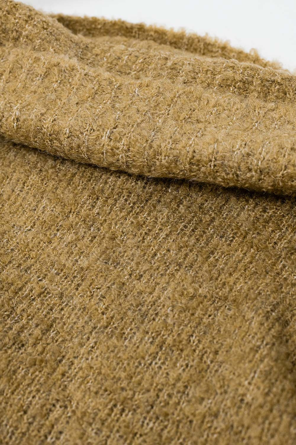 camisola de malha macia com gola alta em cor camel