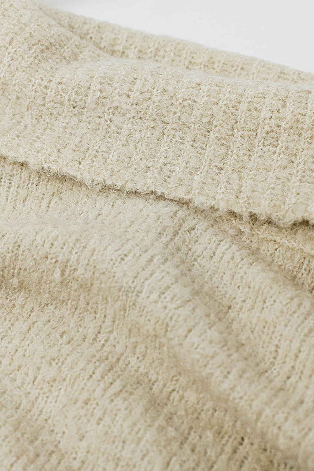 camisola de malha fofa com gola alta em branco