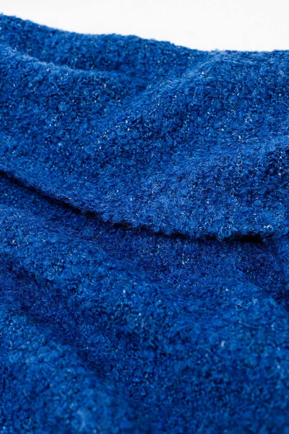 camisola de malha macia de gola alta em azul
