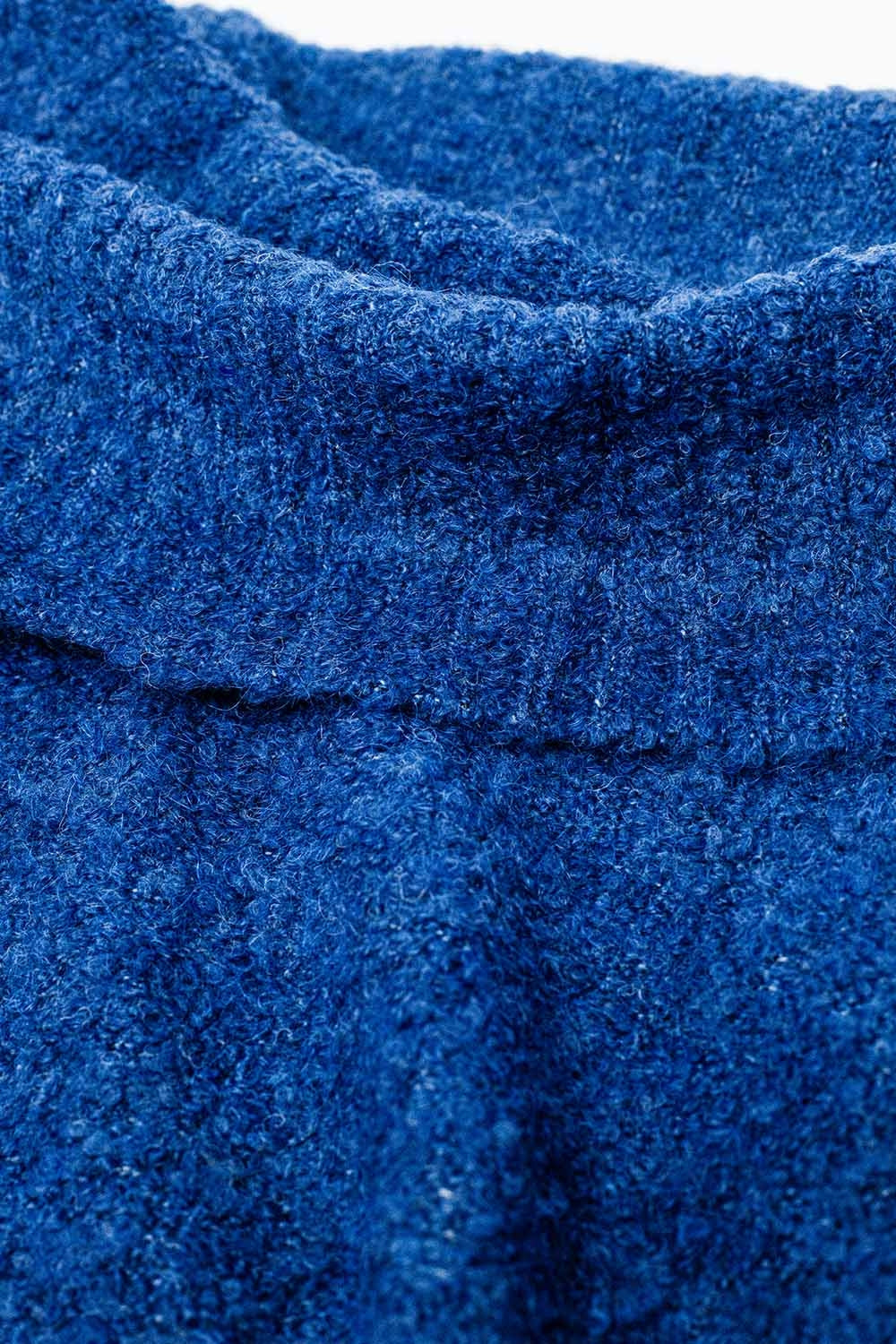 camisola de malha fofa com gola redonda em azul