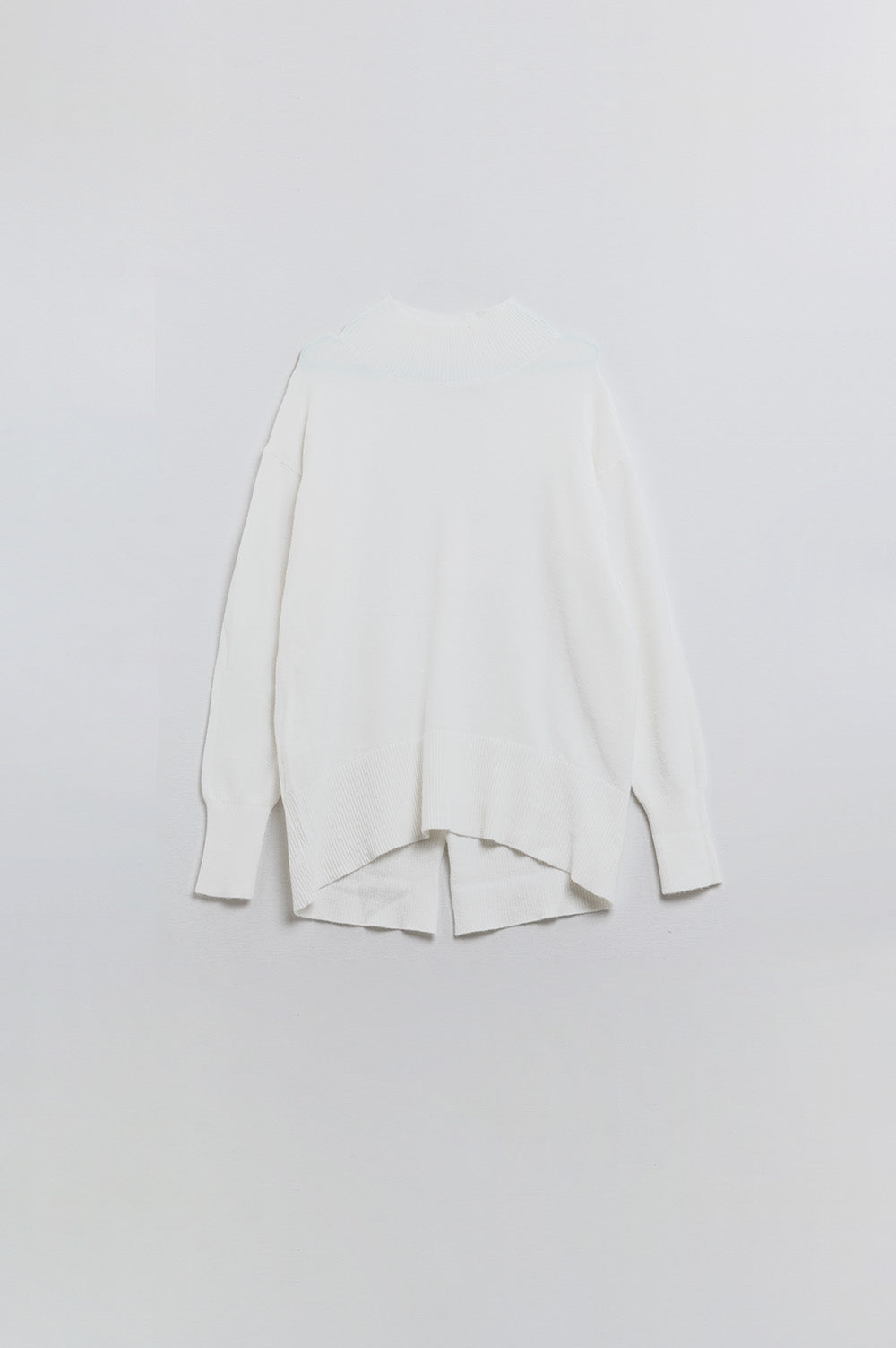 Camisola branca solta com pormenor aberto nas costas