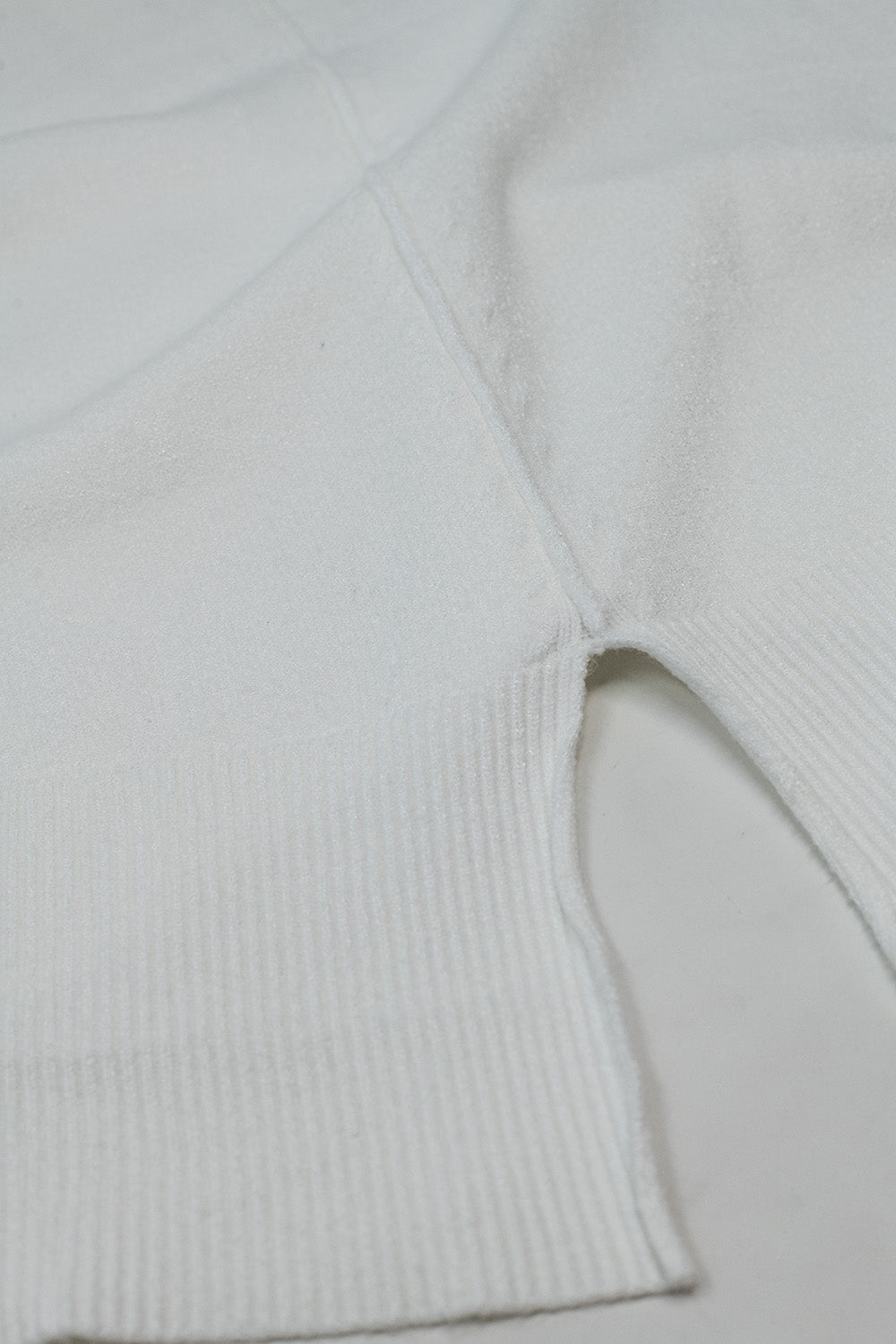 Camisola branca solta com pormenor aberto nas costas