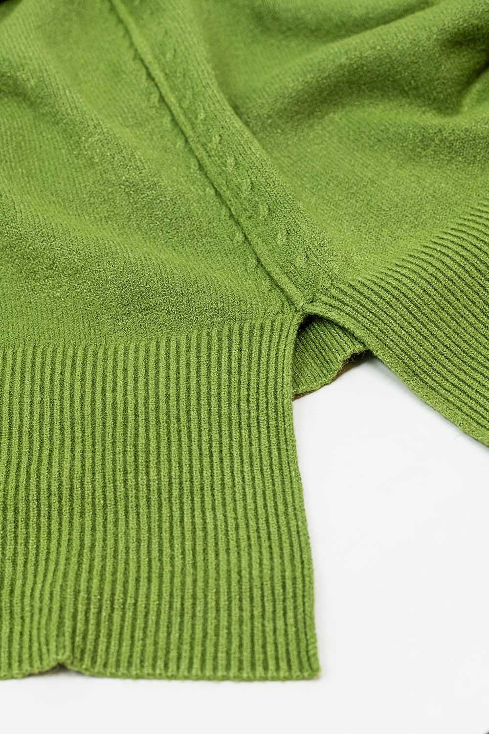 Camisola verde solta com abertura nas costas