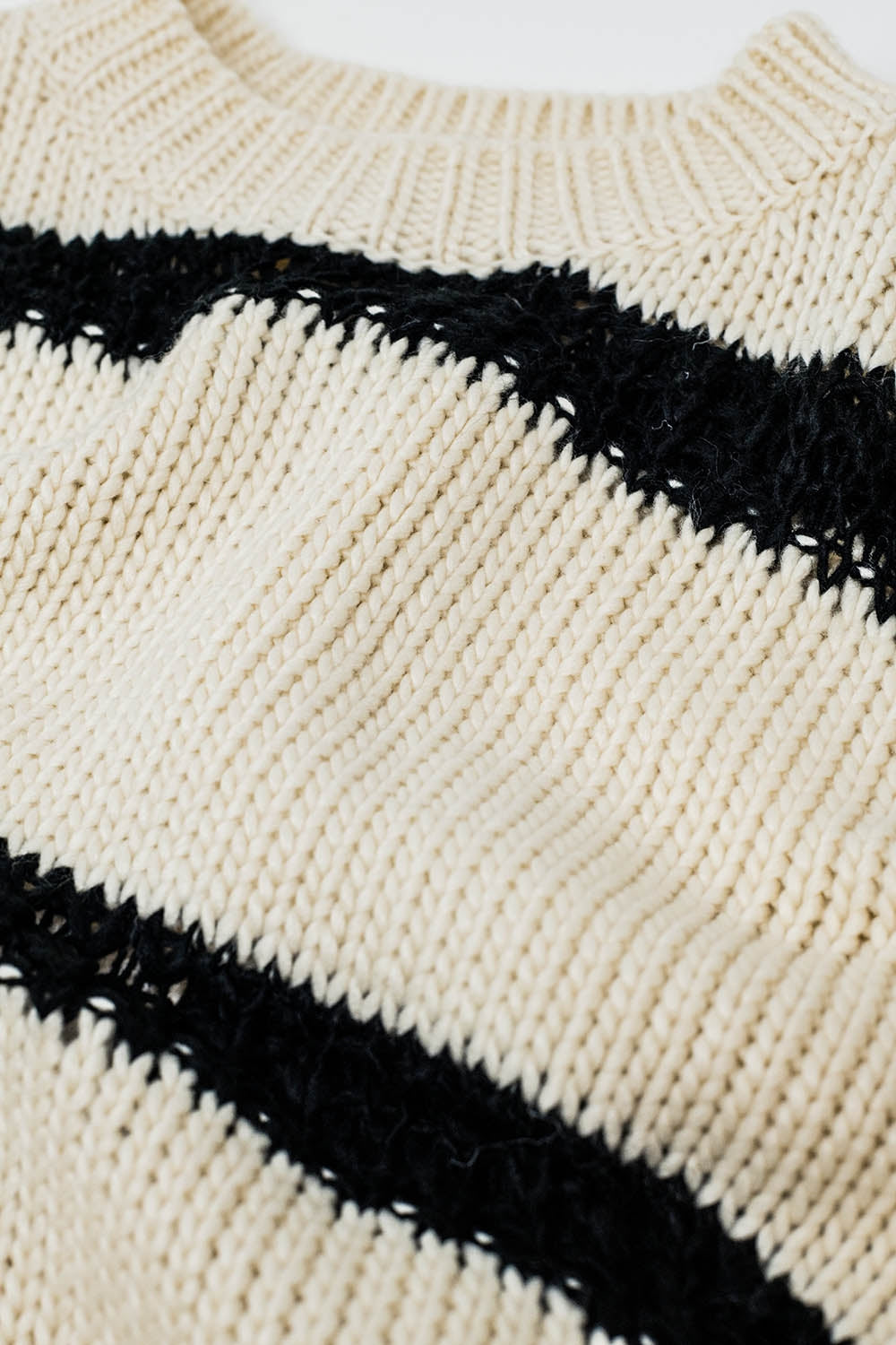 Camisola bege descontraída com riscas pretas