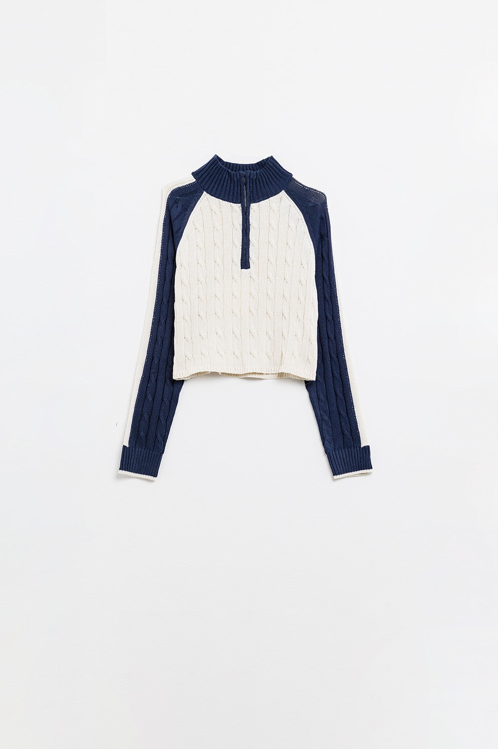 camisola branca e azul-marinho com fecho de correr no pescoço