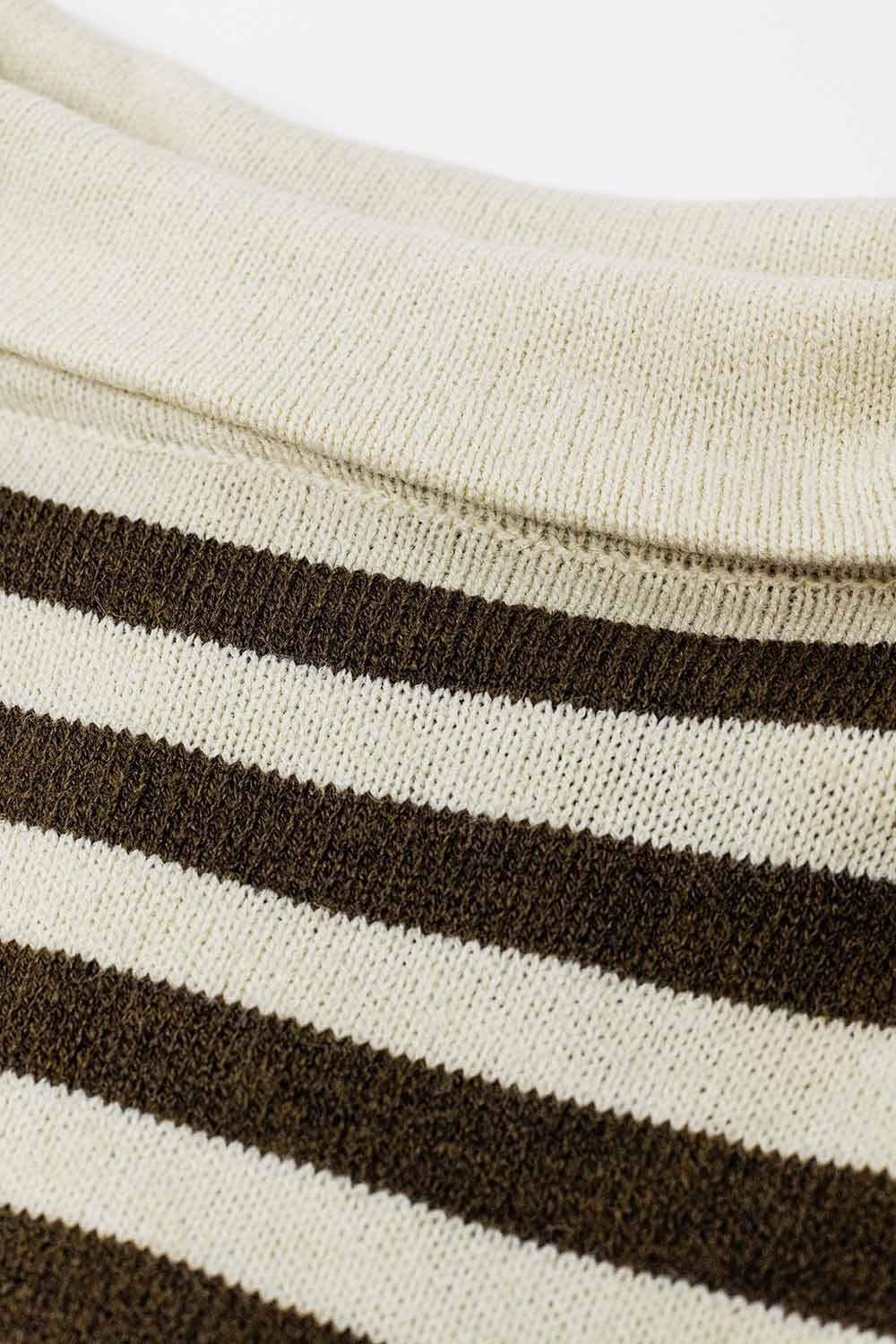 Camisola de gola alta com asas de morcego e riscas em creme e castanho
