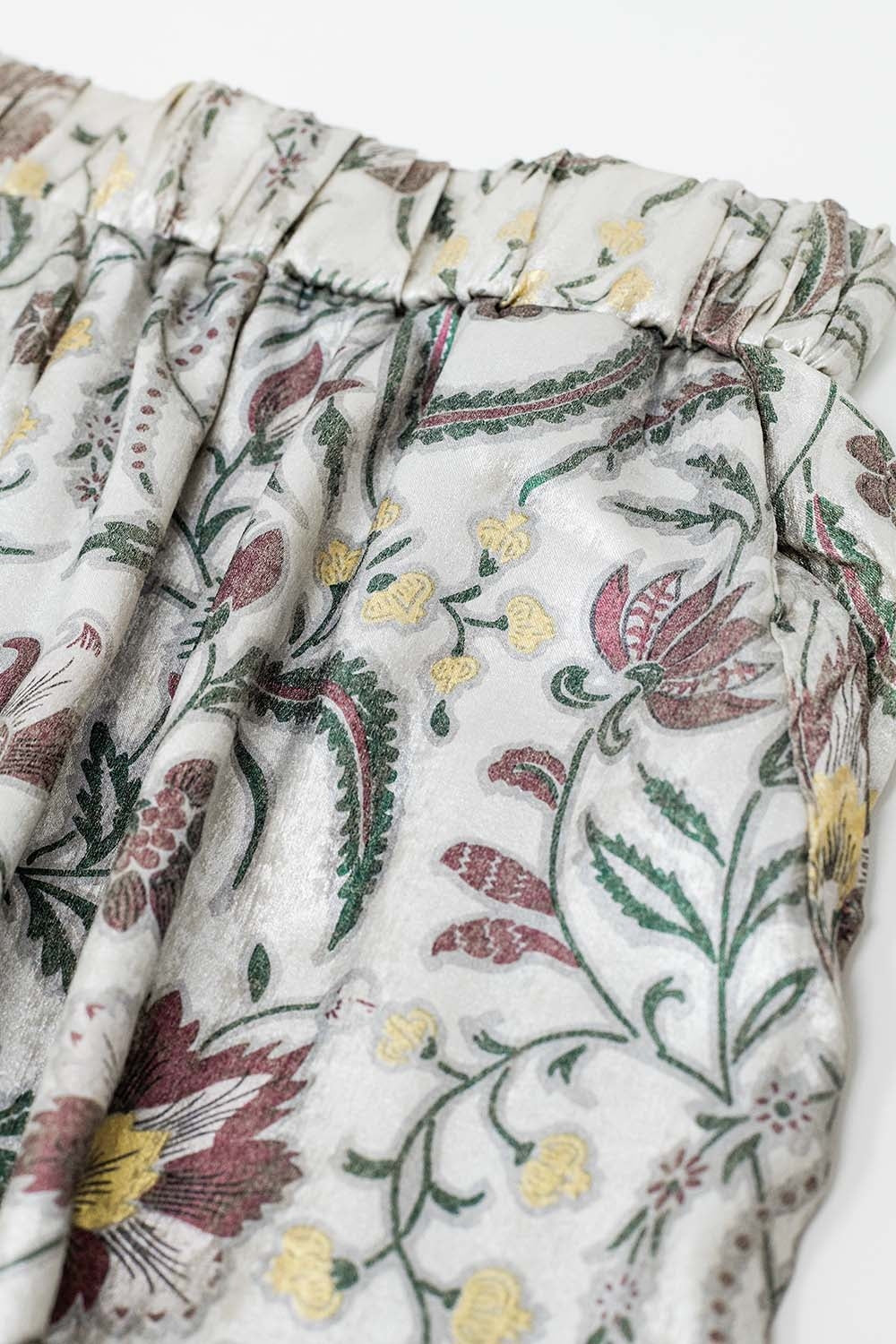 calças de cetim cinzentas com estampado de flores