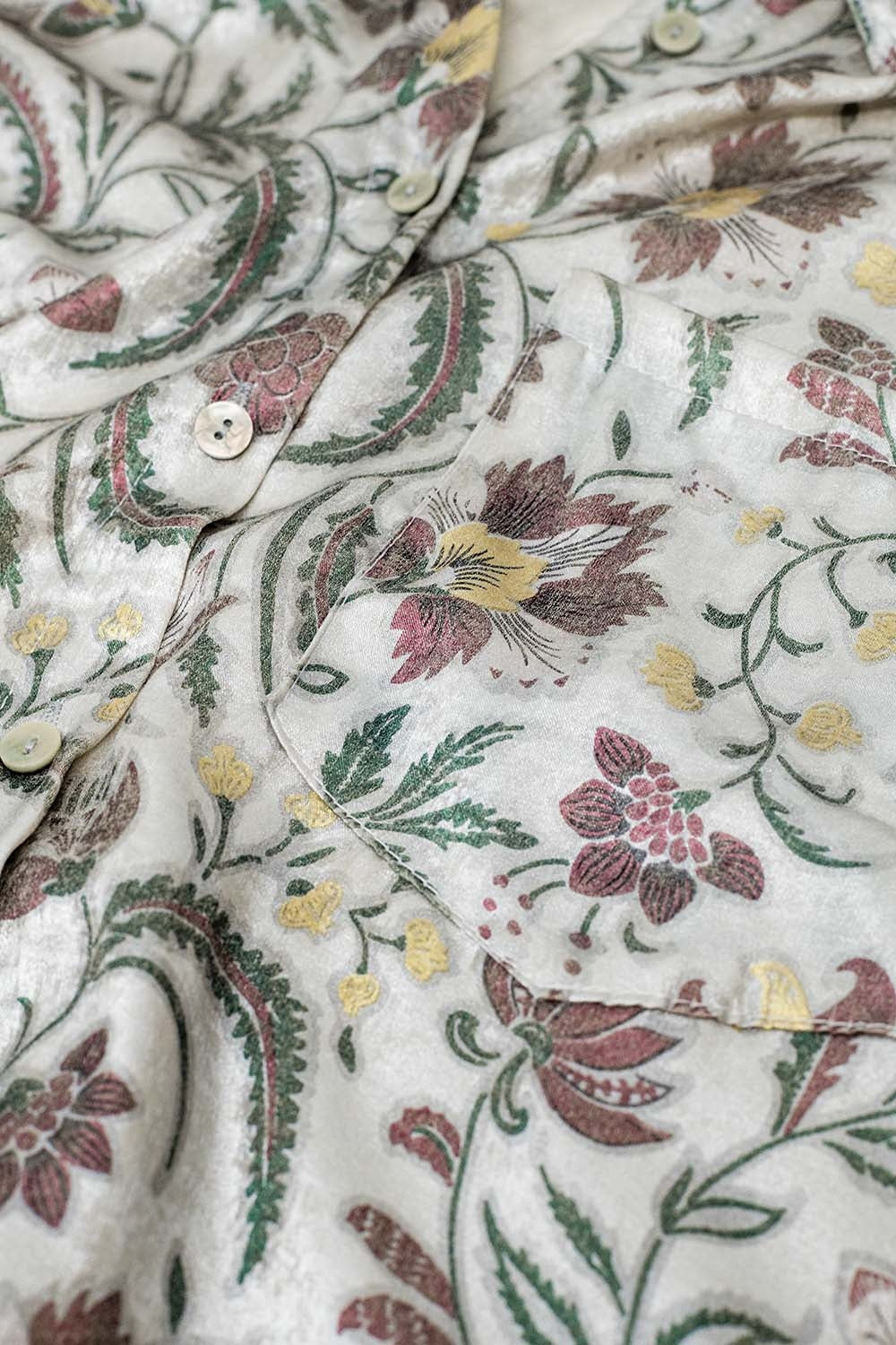 Blusa de cetim com estampado de flores em cinzento