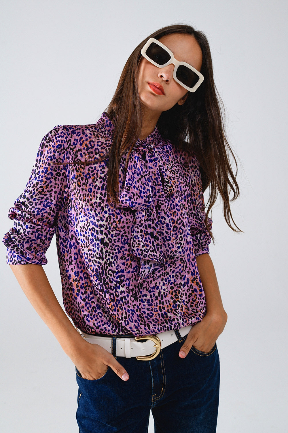 Blusa com laço no pescoço com estampado animal roxo
