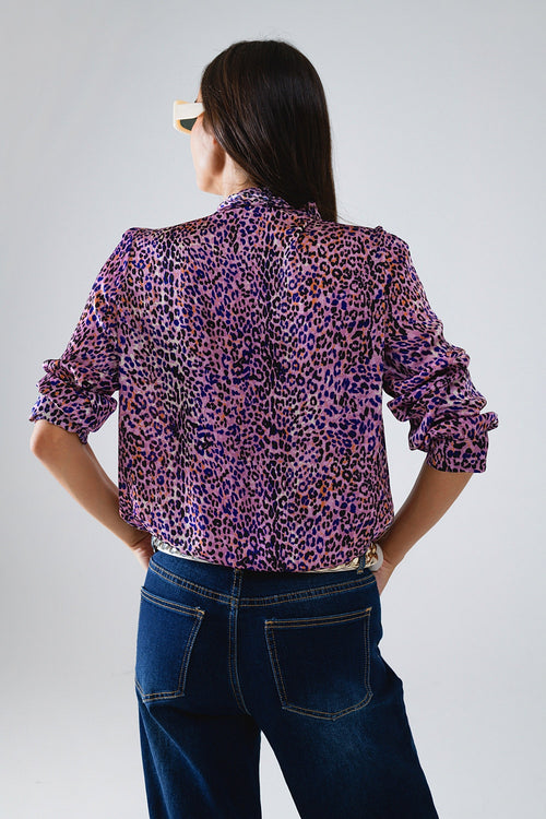 Blusa com laço no pescoço com estampado animal roxo