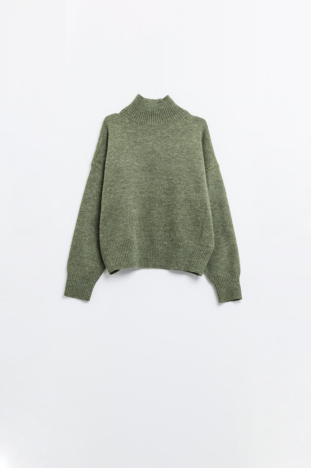 camisola de malha volumosa em verde com gola alta