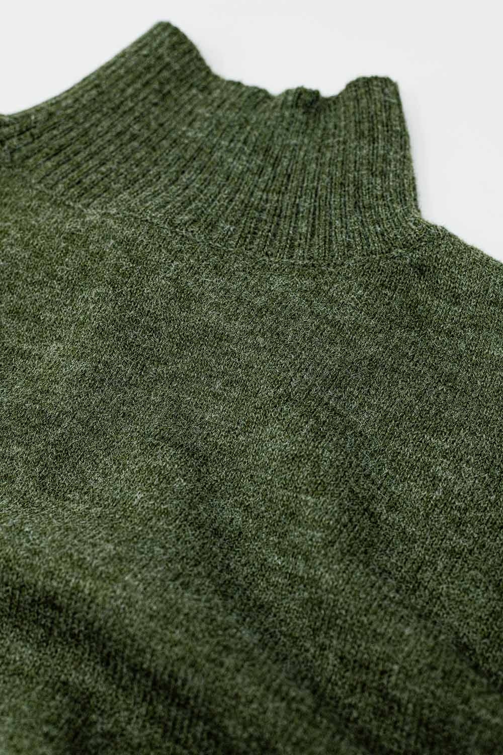 camisola de malha volumosa em verde com gola alta