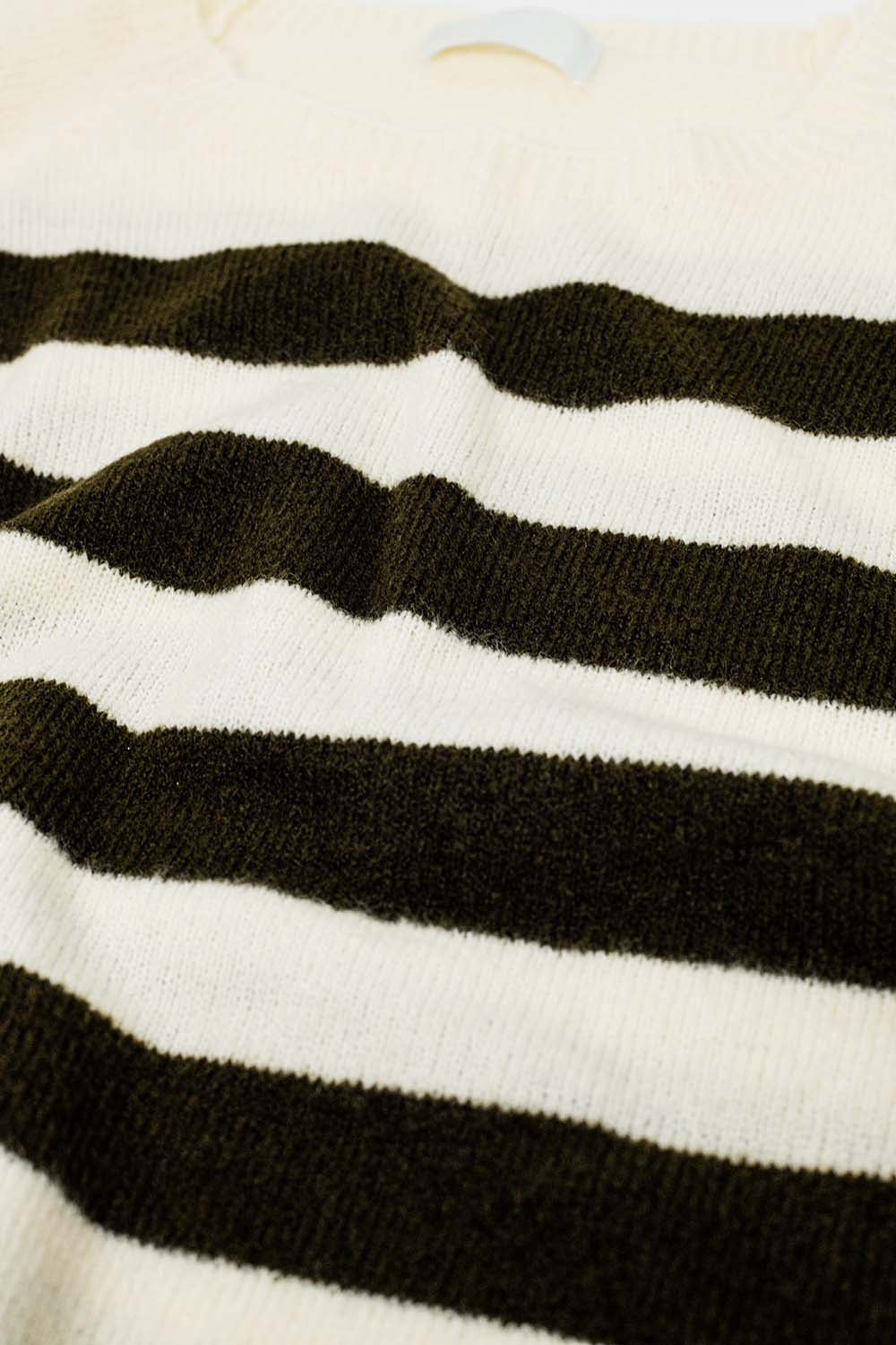Camisola de malha fina em bege com riscas castanhas