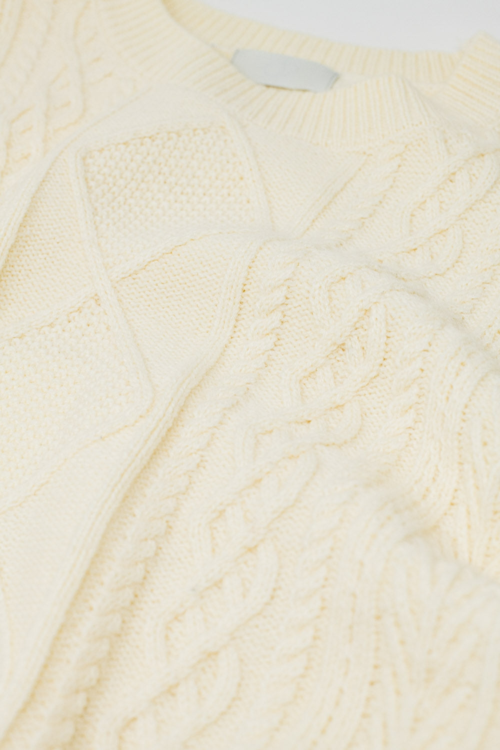 Camisola de malha macia creme com padrão de cabos