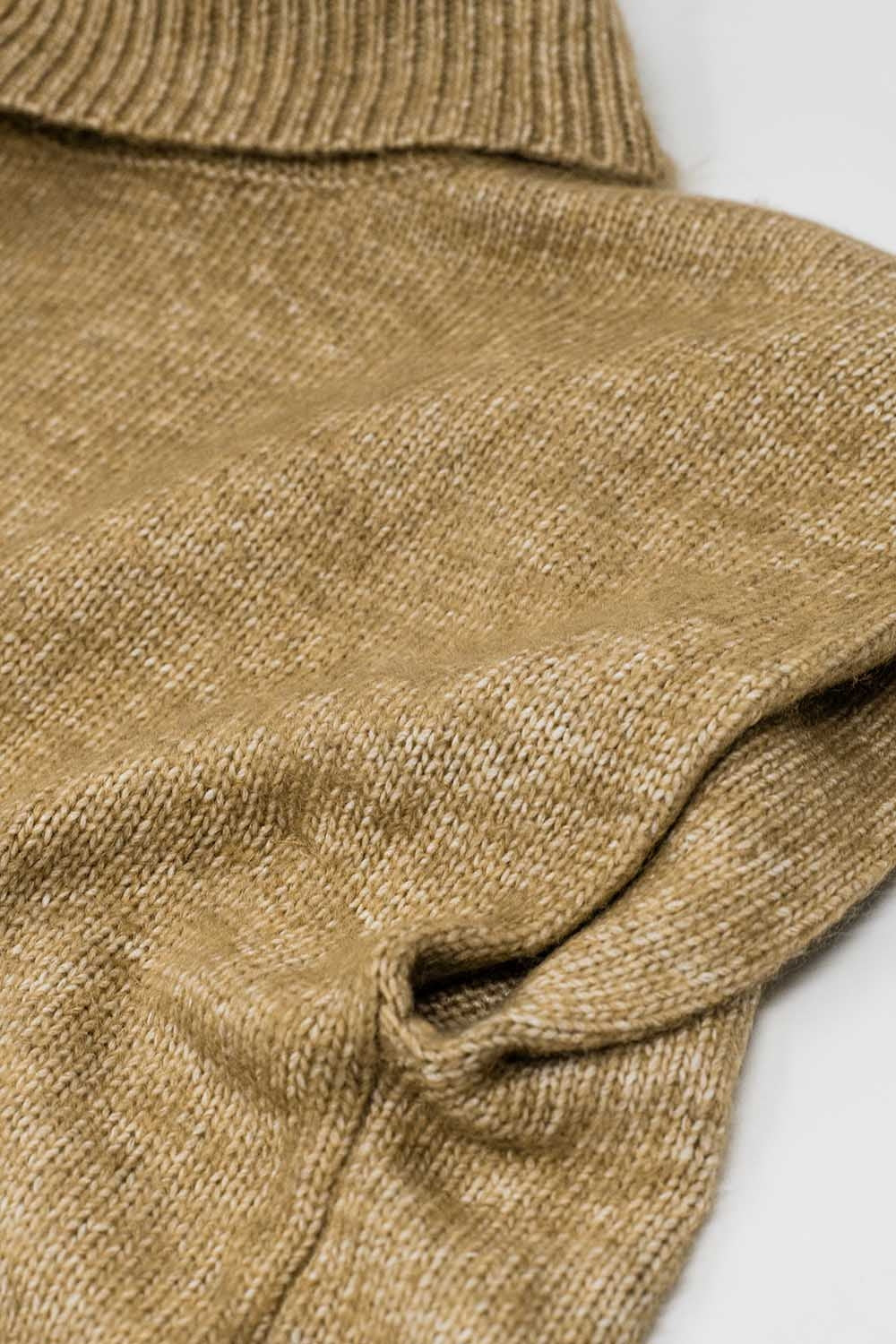 Camisola aconchegante de gola alta e sem mangas em camel