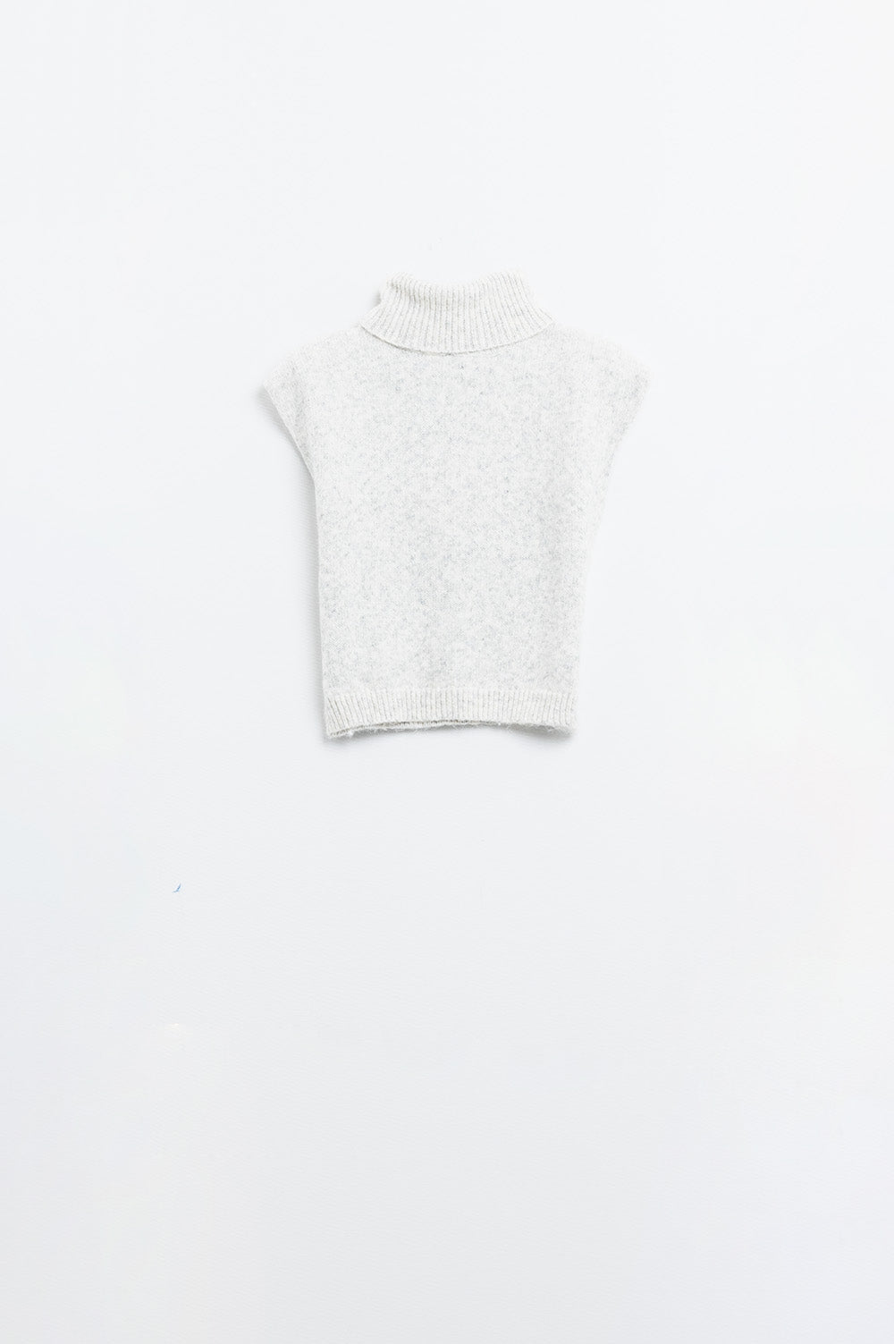 Camisola aconchegante com gola alta e sem mangas em cinzento