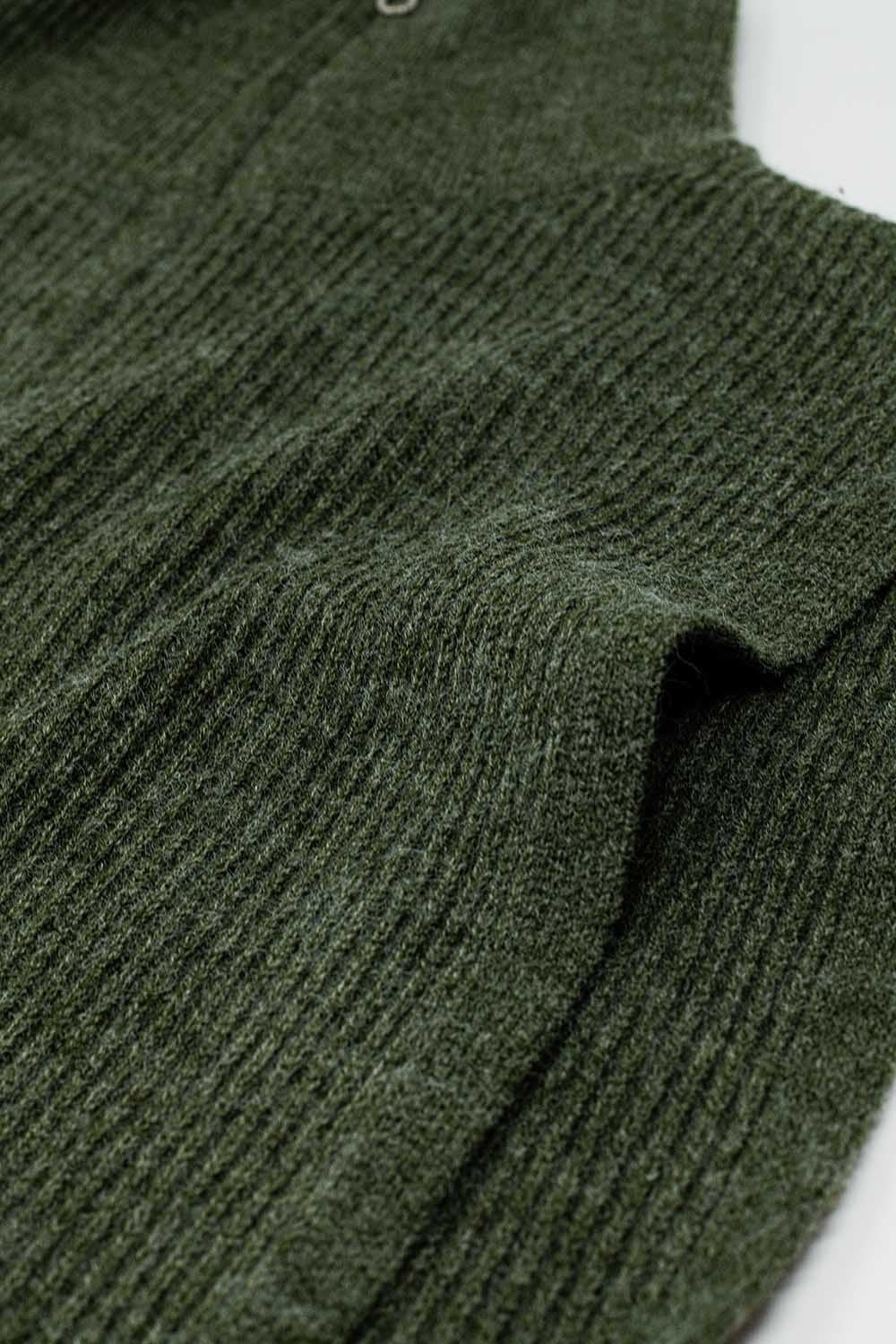 Camisola verde de gola alta sem mangas com fecho de correr