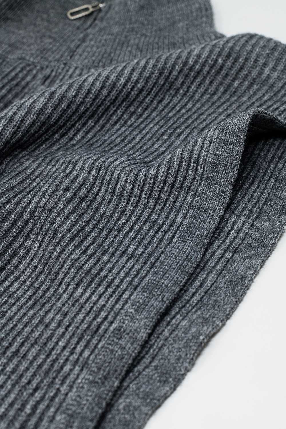 Camisola cinzenta de gola alta sem mangas com fecho de correr