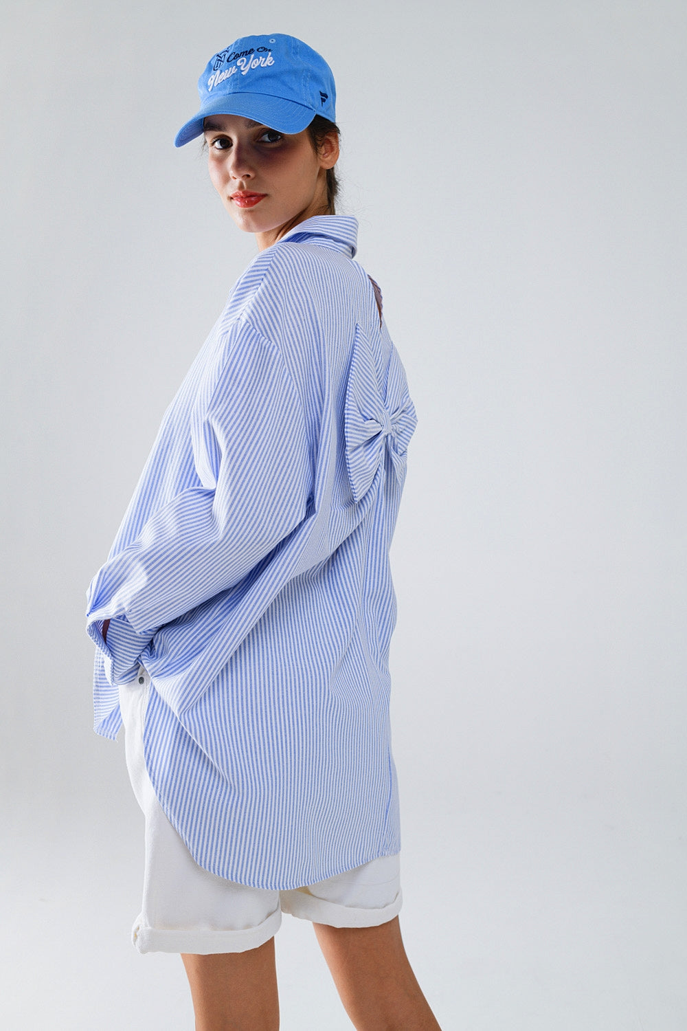 Camisa às riscas Poplin Oversize com pormenor de laço em azul e branco