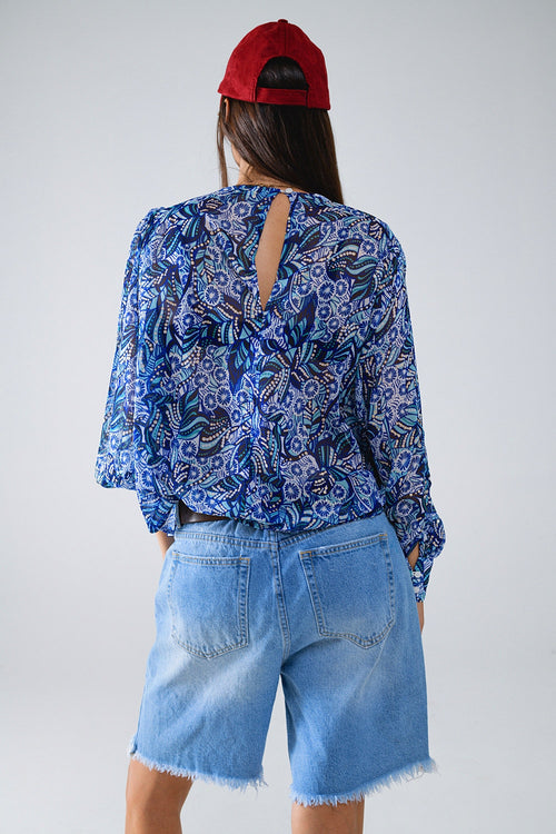 Blusa com estampado abstrato e mangas em balão em azul