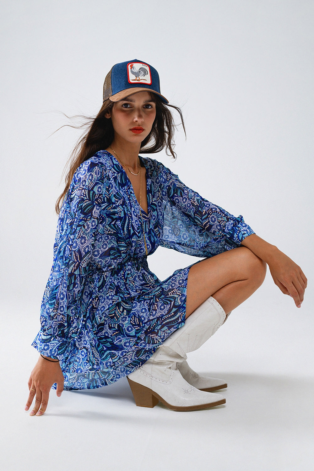 Vestido curto azul com estampa abstrata e cintura ajustável