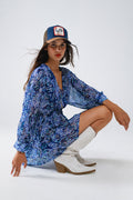 Vestido curto azul com estampa abstrata e cintura ajustável