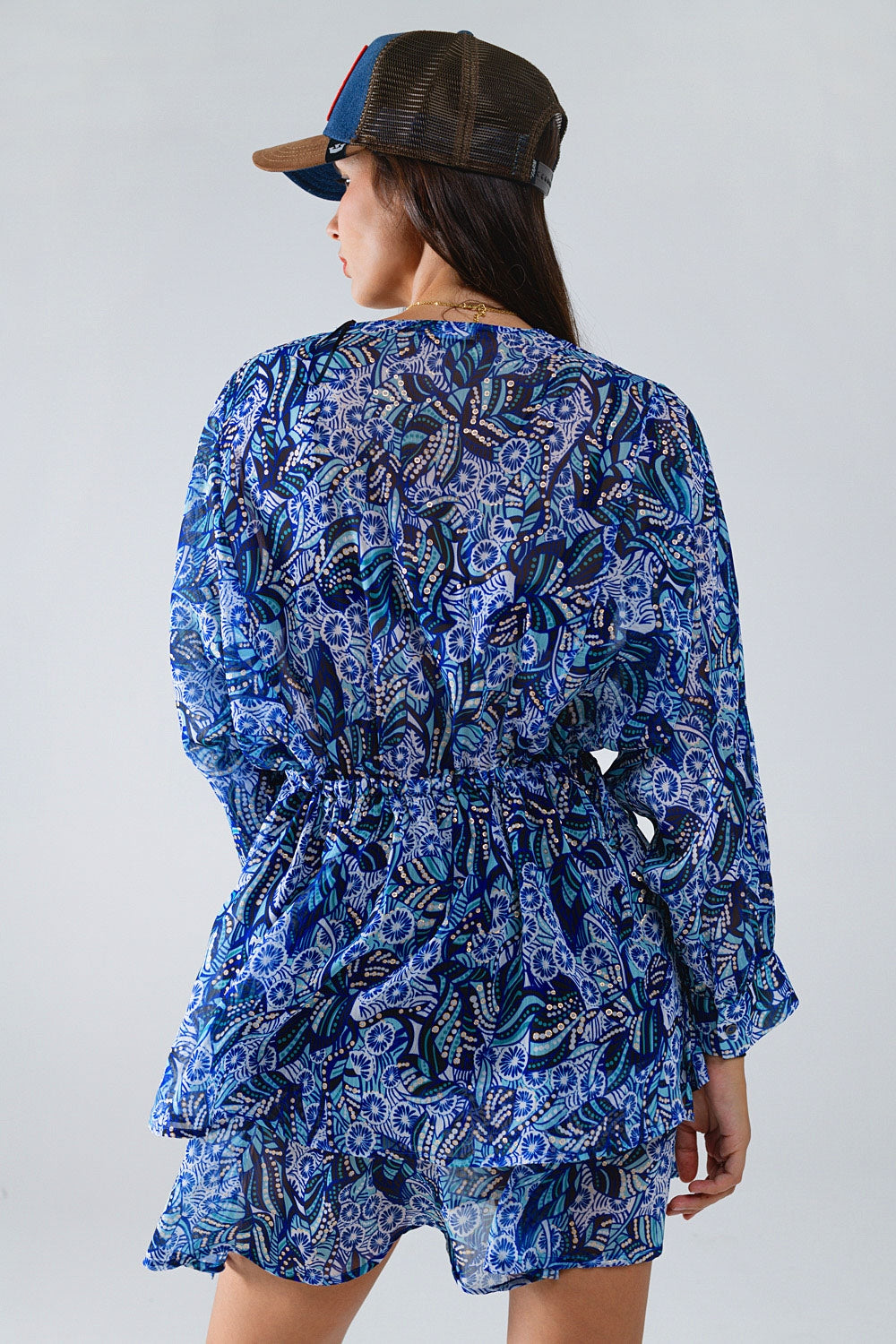 Vestido curto azul com estampa abstrata e cintura ajustável