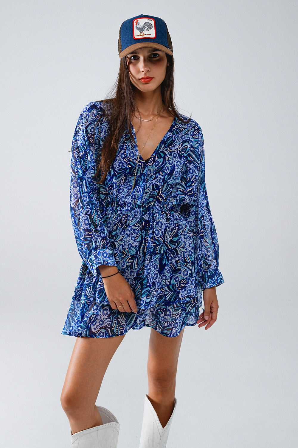 Vestido curto azul com estampa abstrata e cintura ajustável
