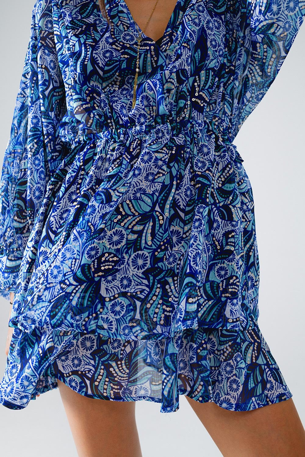 Vestido curto azul com estampa abstrata e cintura ajustável