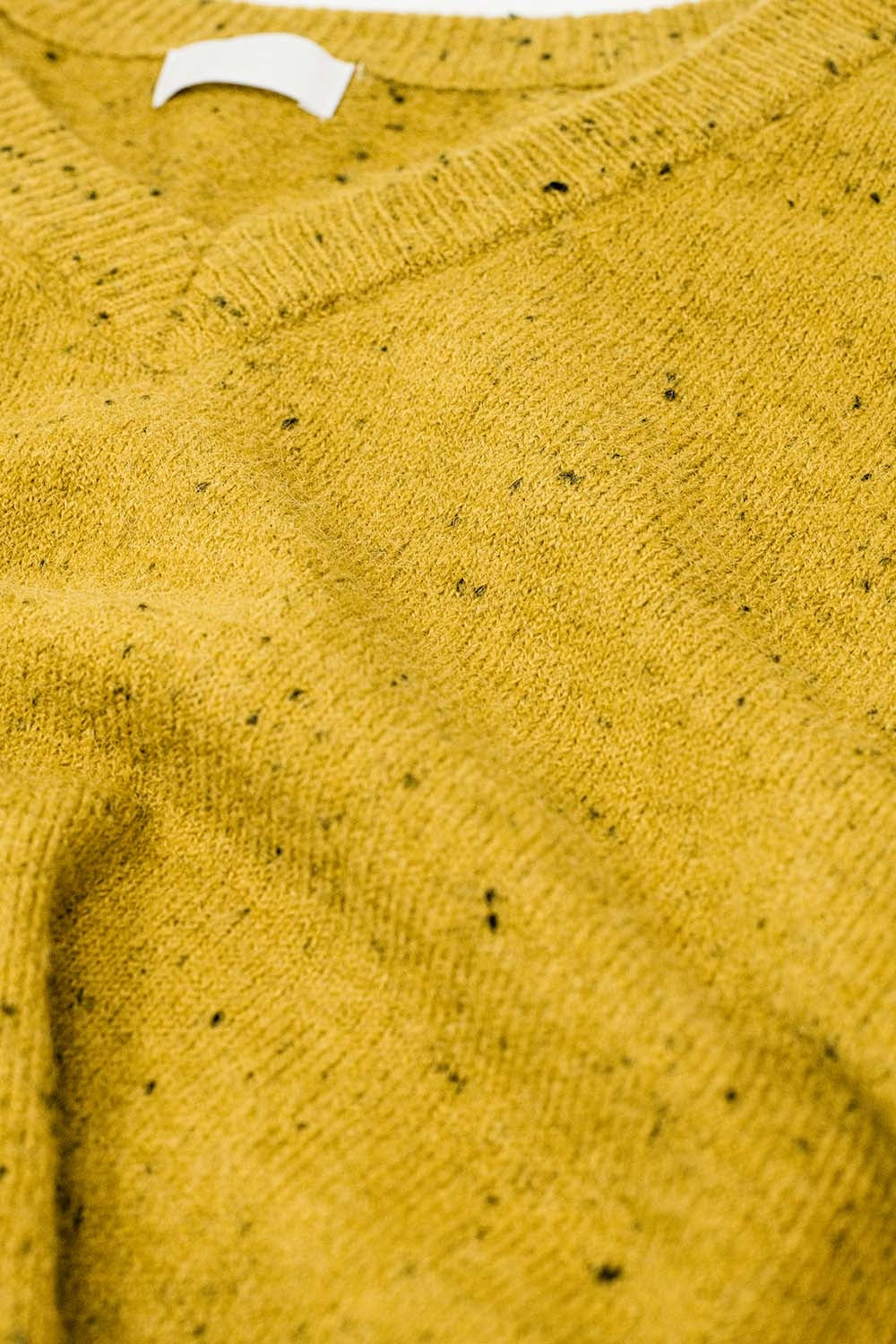 Camisola com decote em V e corte descontraído em amarelo mostarda