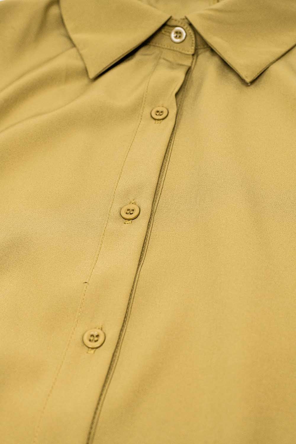 Camisa confeccionada em tecido muito macio e leve na cor camel