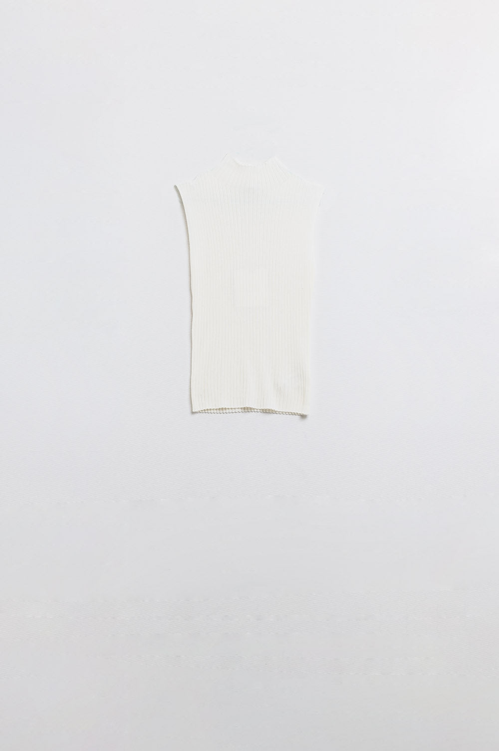 Camisola de lã de malha fina sem mangas em cru
