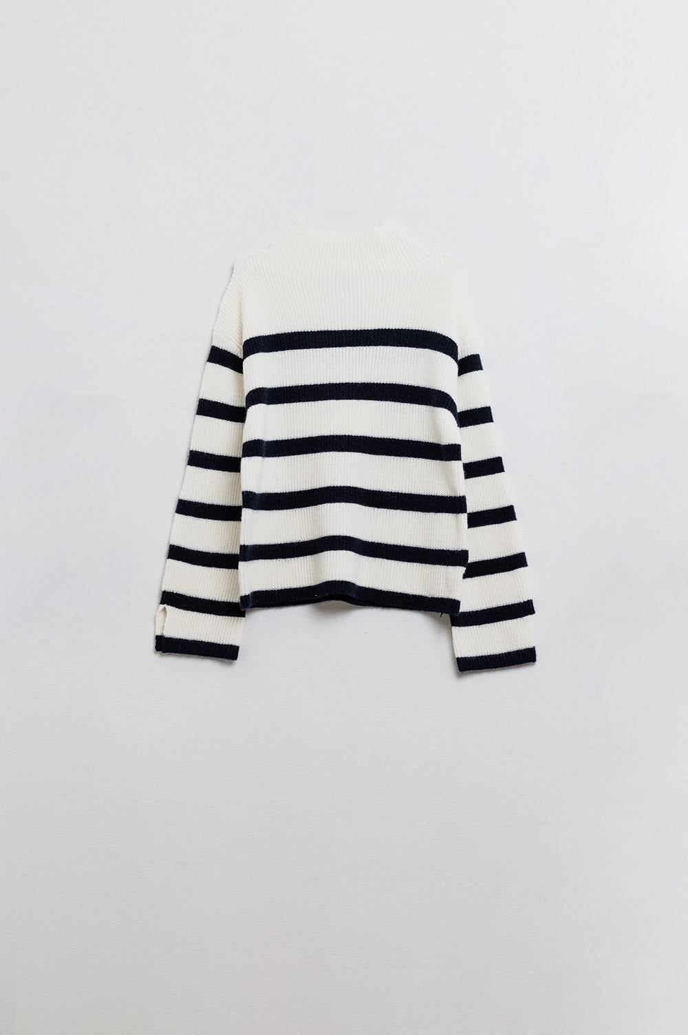 Camisola de malha canelada em creme com riscas azul-marinho