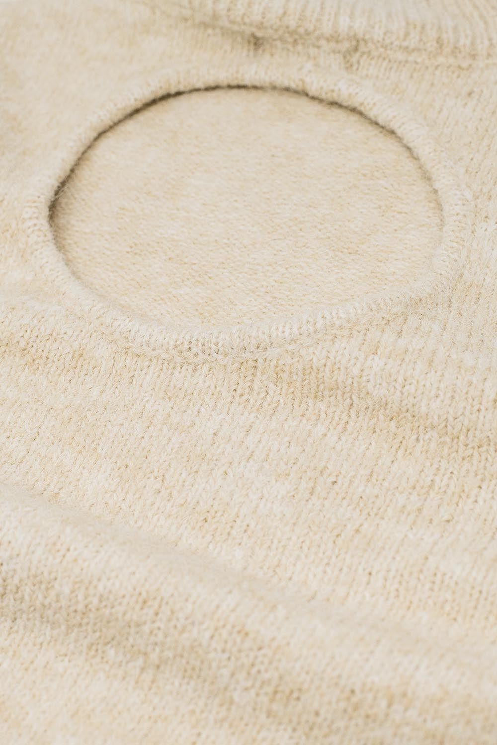 Camisola bege com mangas compridas e pormenor aberto nas costas