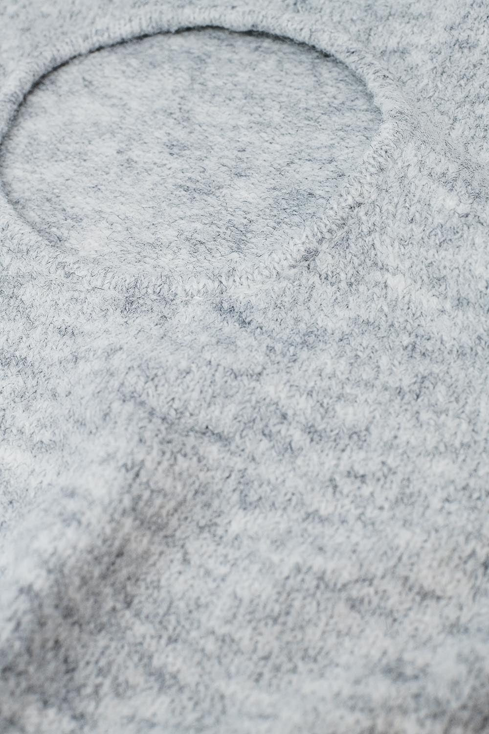 Camisola cinzenta com mangas compridas e pormenor aberto nas costas