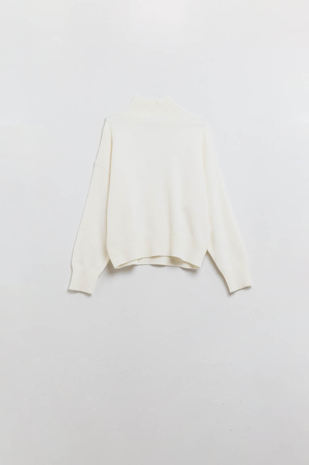 camisola de malha volumosa em cru com gola alta