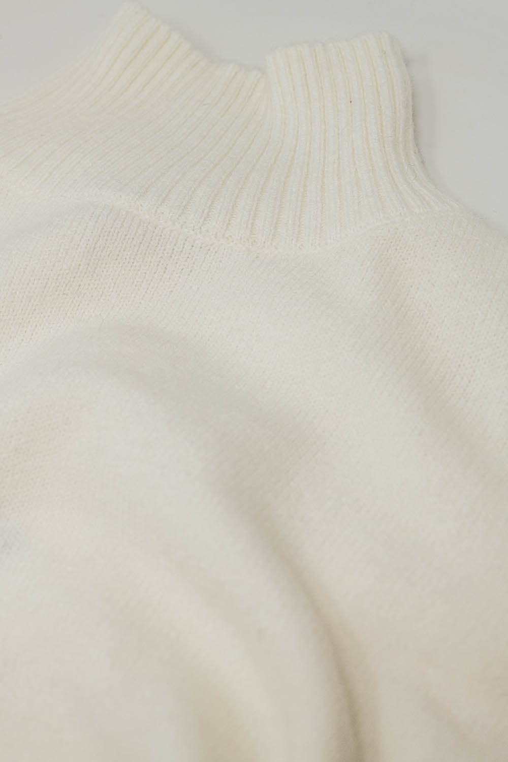camisola de malha volumosa em cru com gola alta