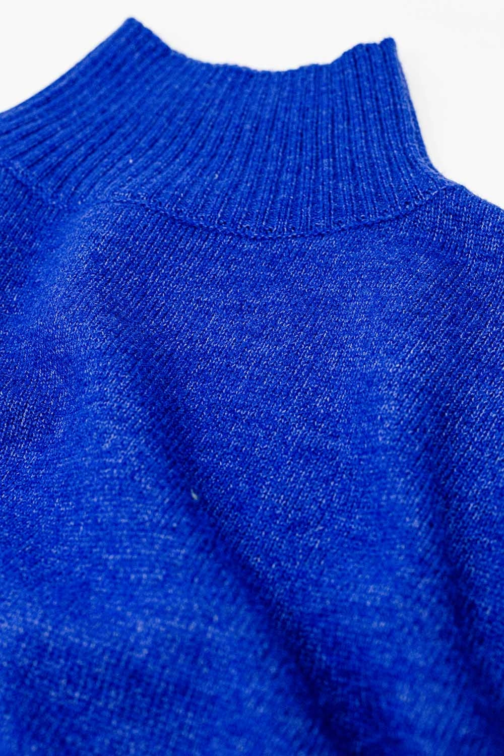 camisola de malha volumosa em azul com gola alta
