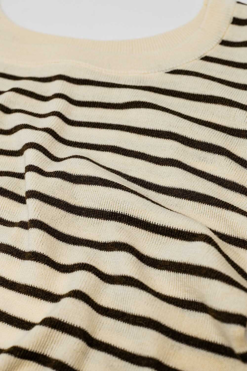 Camisola de malha fina às riscas bege com gola redonda