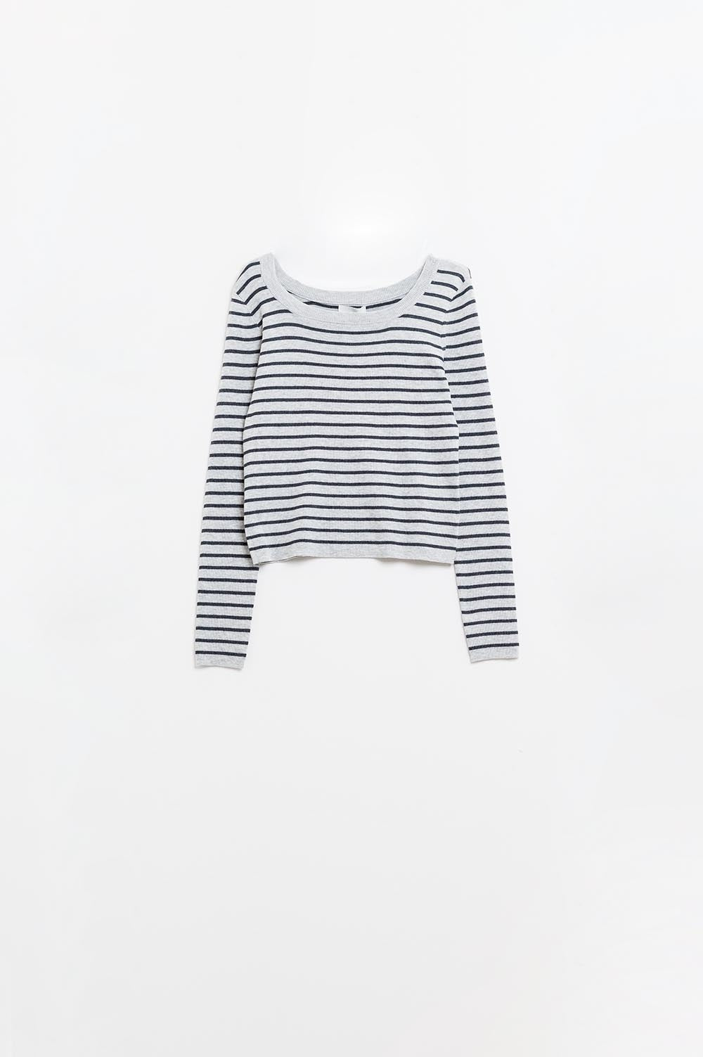 Camisola de malha fina às riscas cinzentas com gola redonda