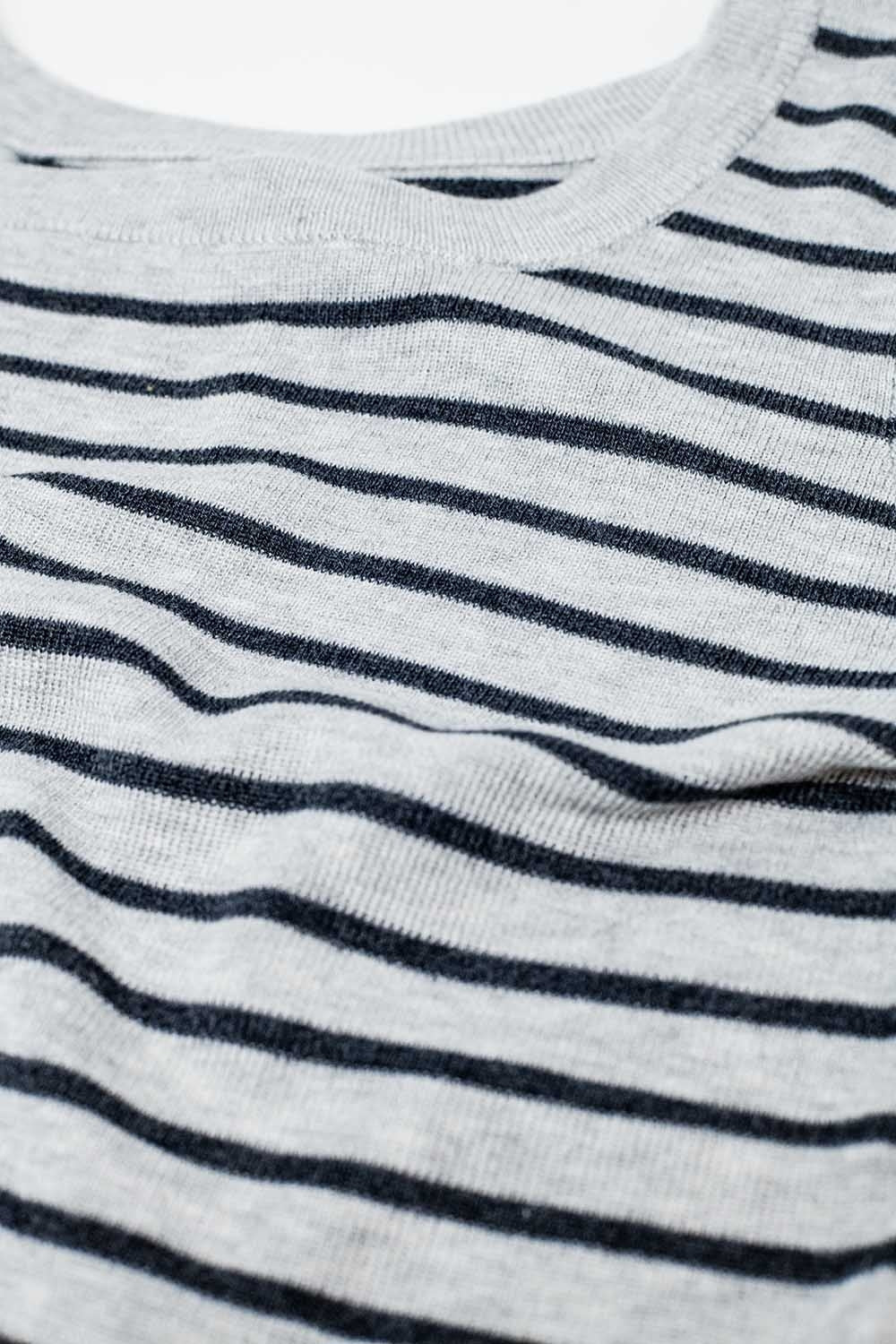 Camisola de malha fina às riscas cinzentas com gola redonda