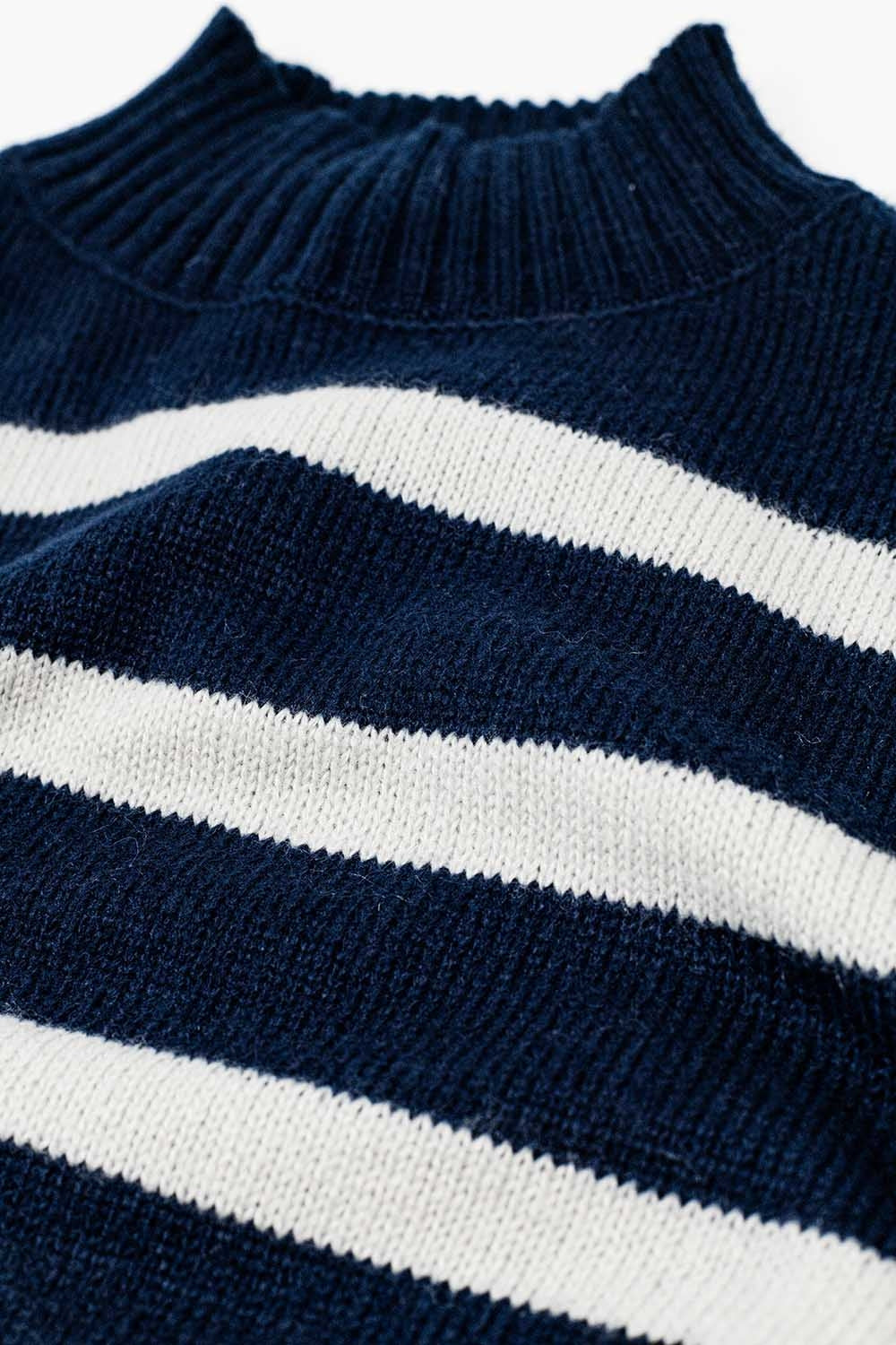 Camisola listrado de gola alta em azul marinho e cinza