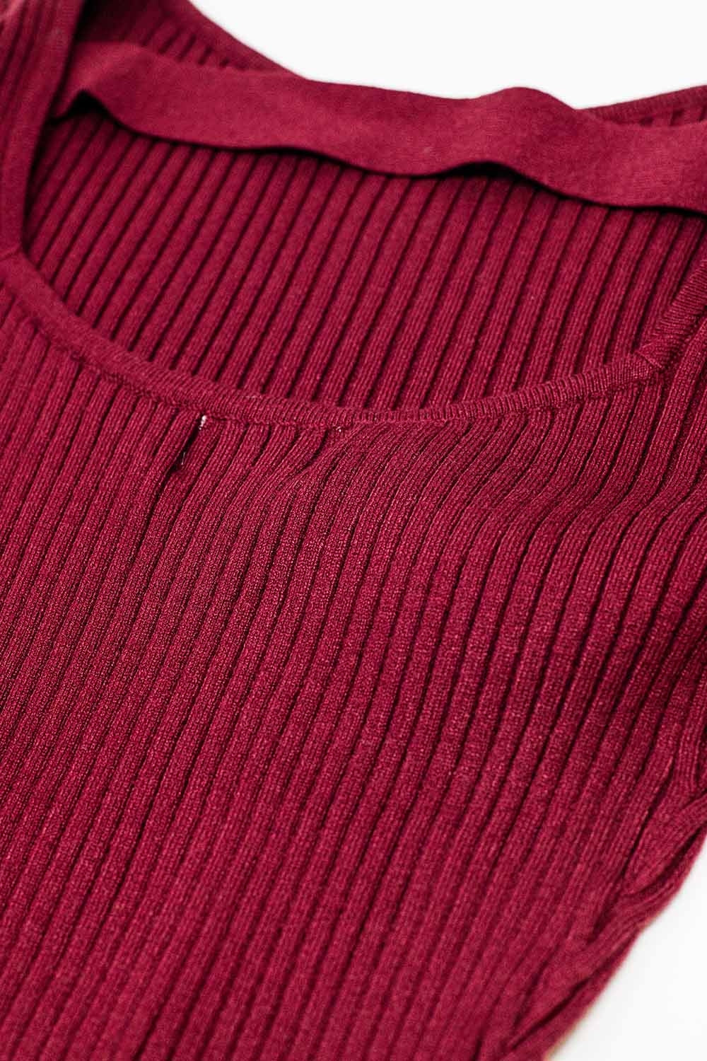 camisola com nervuras bordeaux aberta nas costas