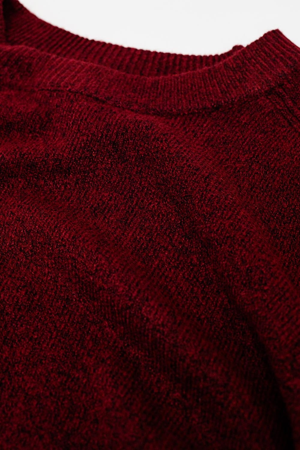 Camisola de gola redonda borgonha com pormenor de costura na manga