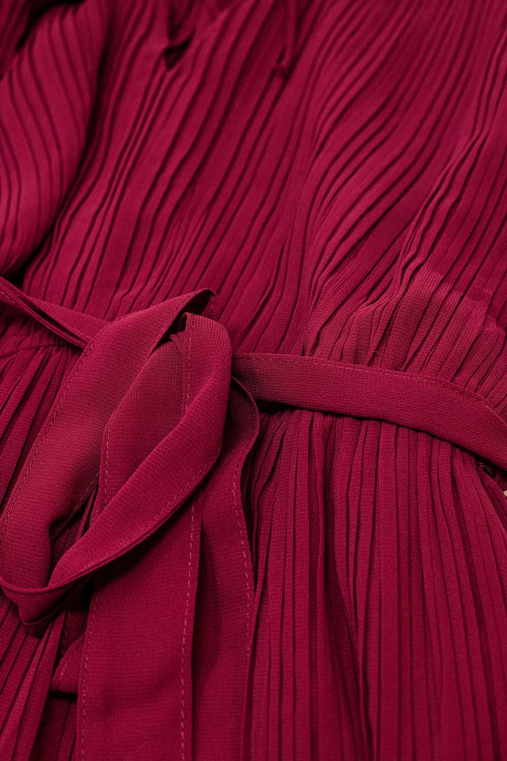 vestido de chiffon plissado em borgonha